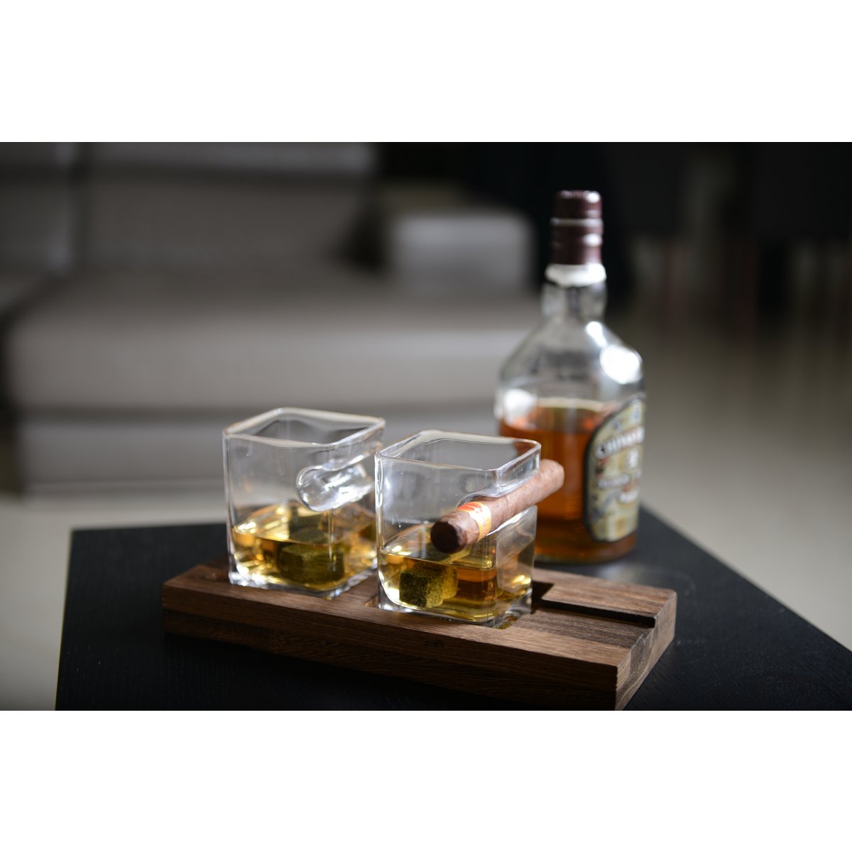 Whiskeysæt i glas med træstativ og isterninger i sten
