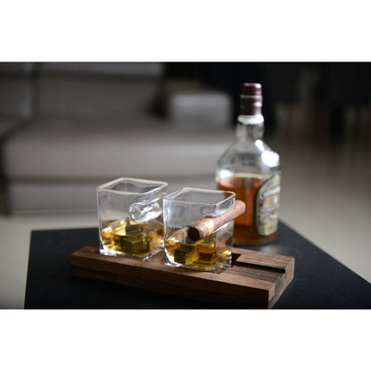 Whiskeysæt i glas med træstativ og isterninger i sten