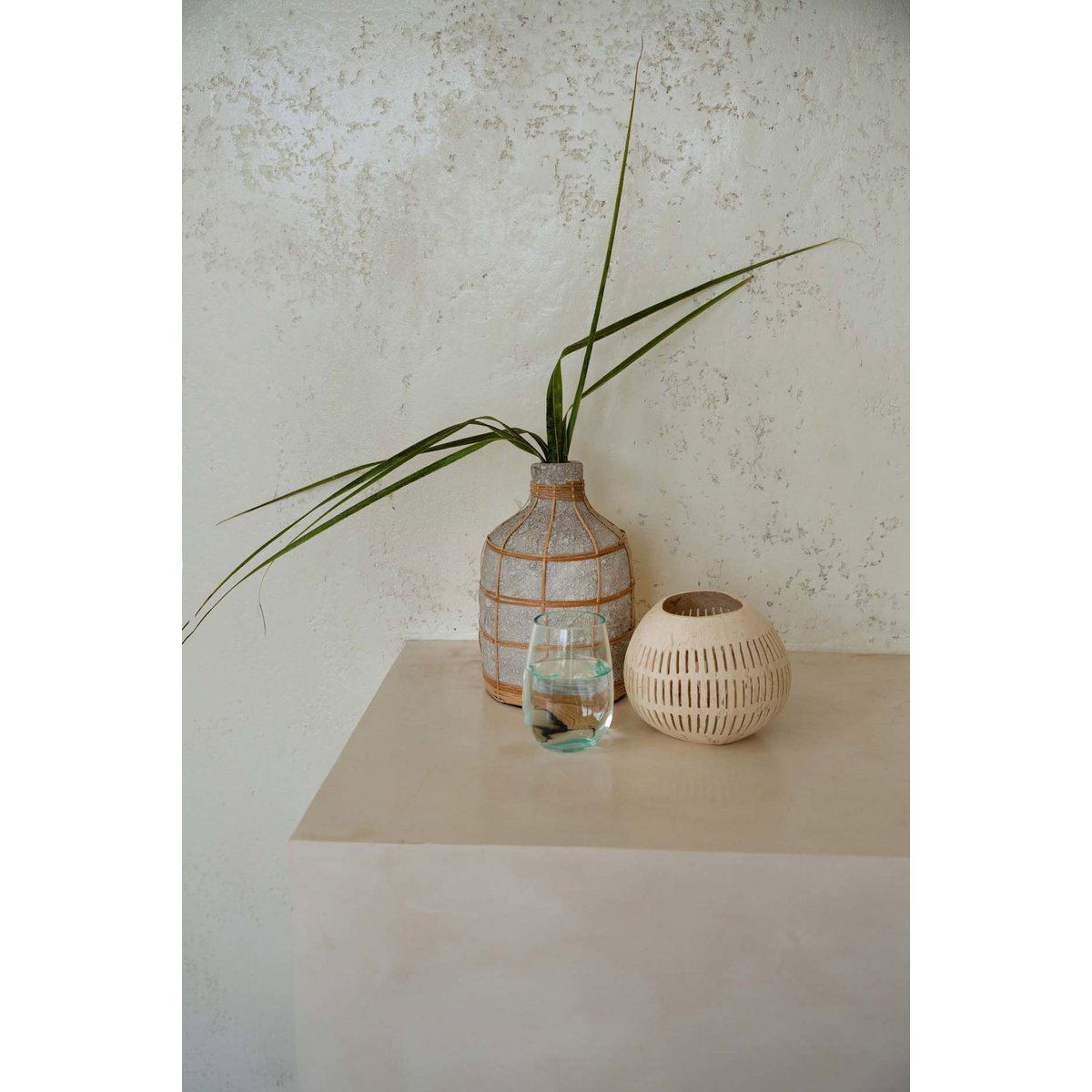 Terracottavase med fletdetalje - L