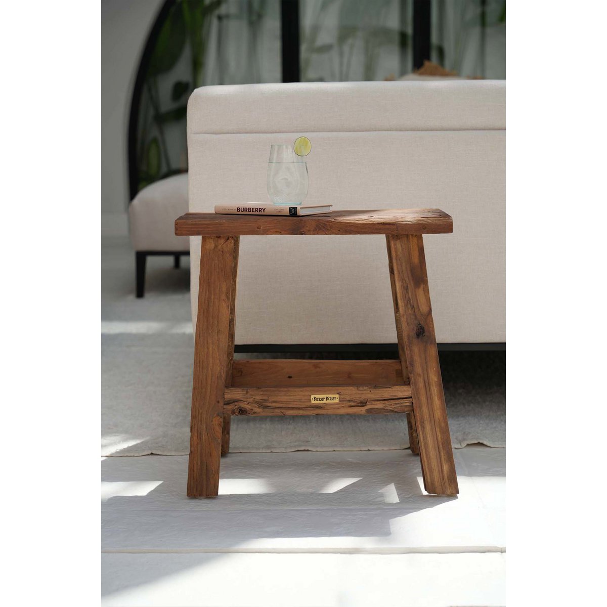 Holzhocker mit rustikalem Charakter - natur