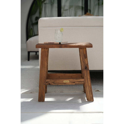 Holzhocker mit rustikalem Charakter - natur