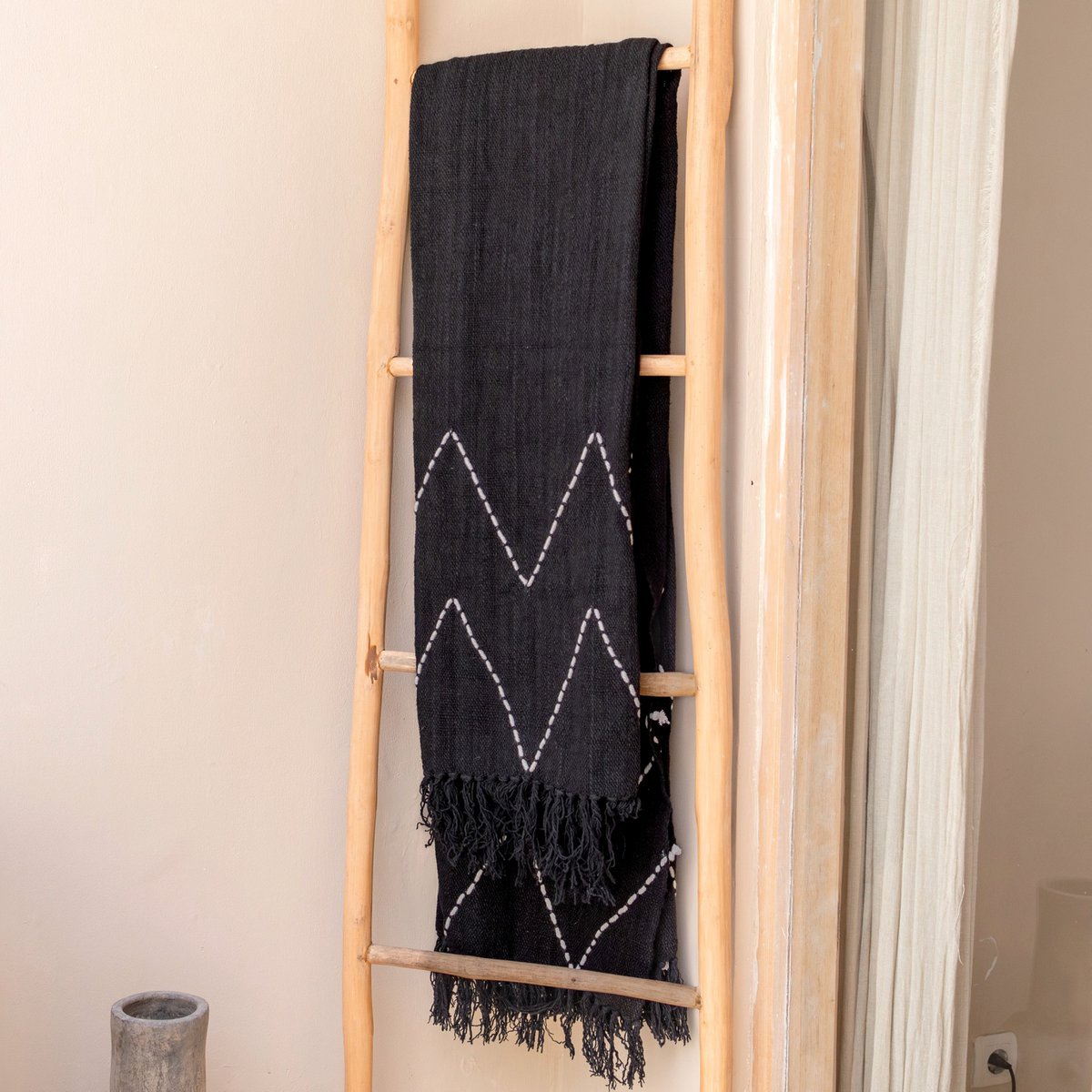 Handwoven cotton throw LINGGAH – 140 × 200 cm, black & white