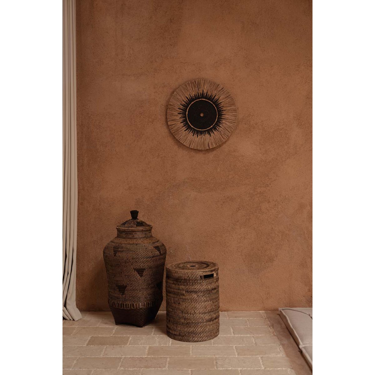 Raffia macramé wall circle – black and natural