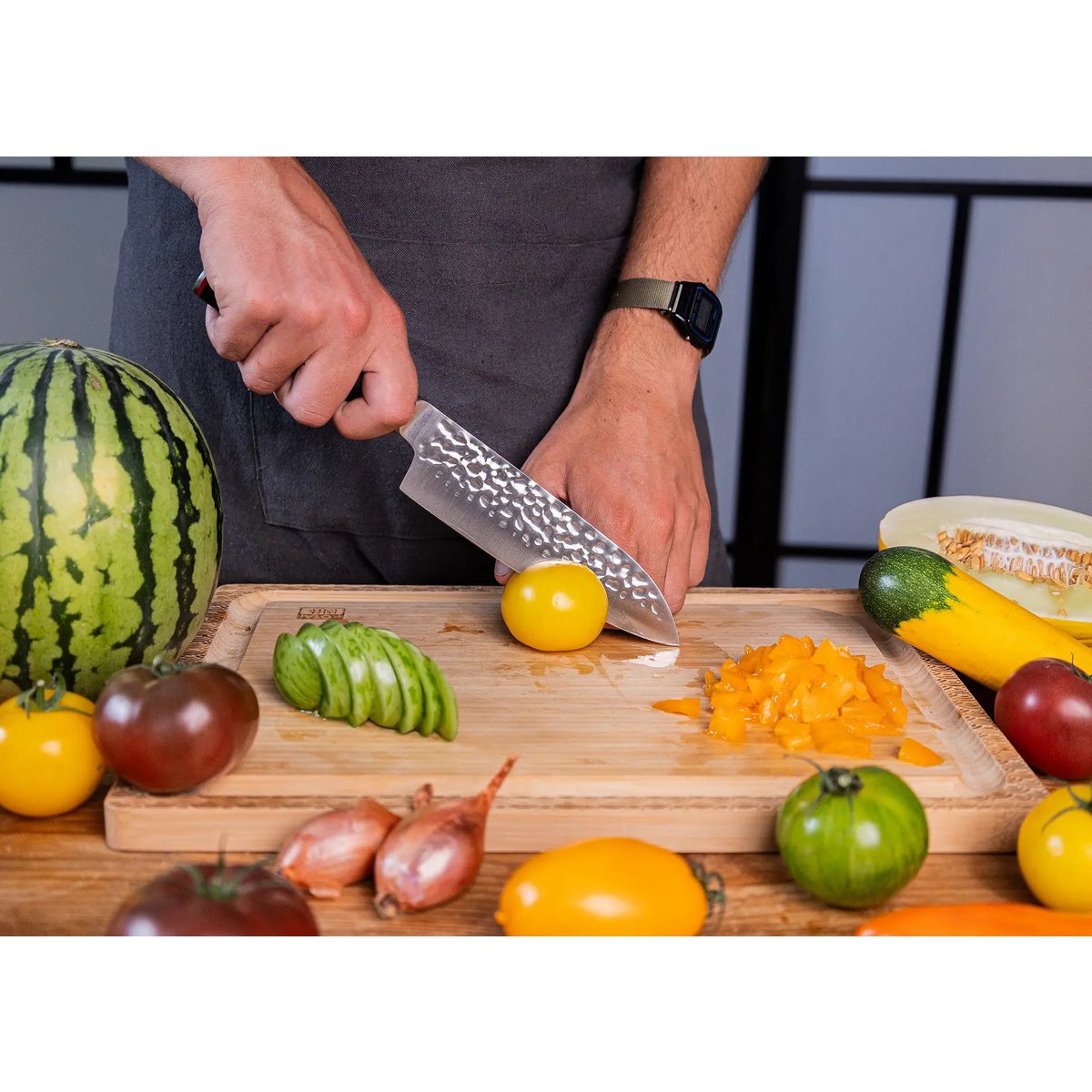 440C stål santoku kniv 180 mm - hamret blad med bambus saya