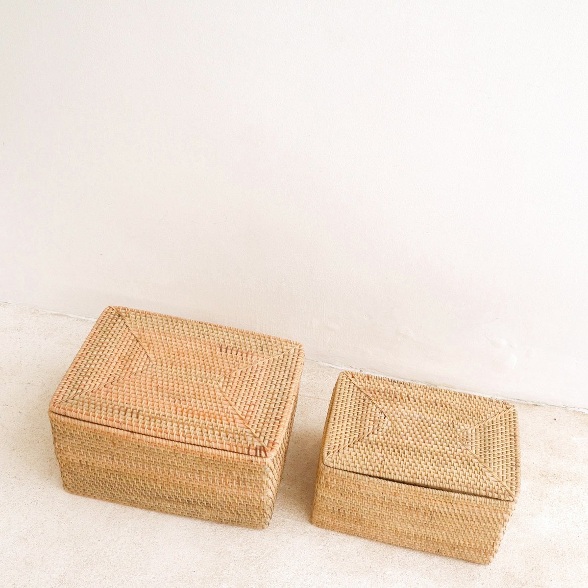 Håndvævet hyldekurv i rattan med låg GRAHA M – 37 × 27 × 20 cm