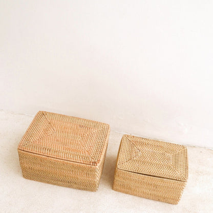 Håndvævet hyldekurv i rattan med låg GRAHA M – 37 × 27 × 20 cm