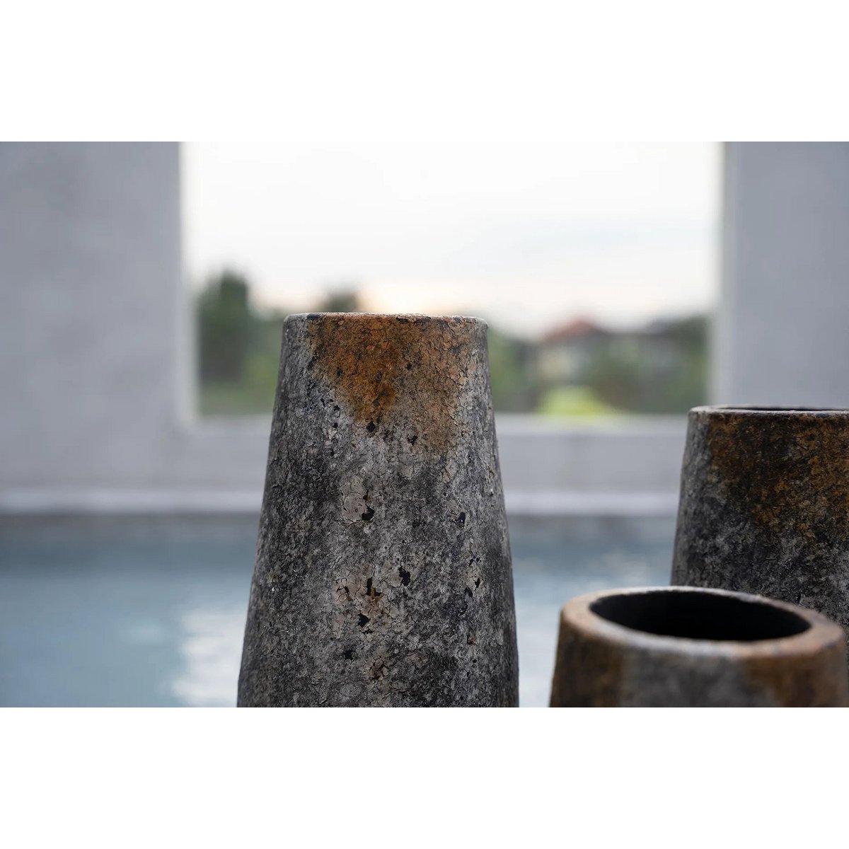 Konisk terrakotta-vase 22 cm – antikgrå
