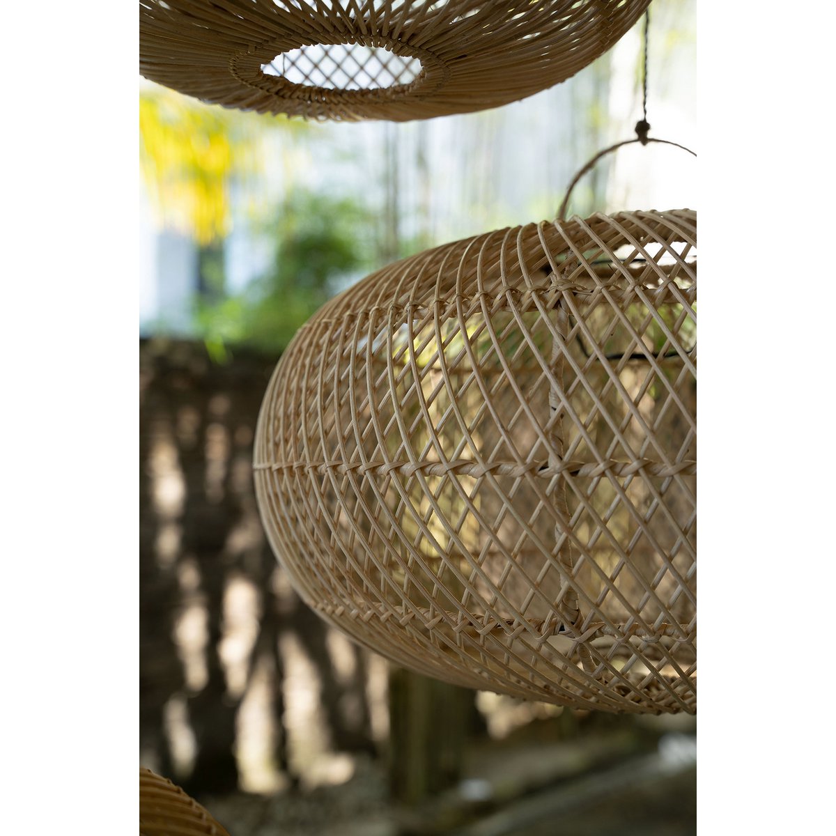 Rattan-Pendelleuchte 50×28 cm – breite Scheibenform, handgefertigt