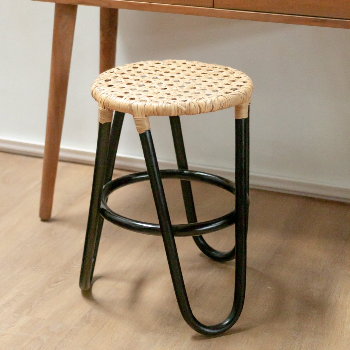 Rattan skammel KOLAKA sort Ø35 cm - trebenet flettet sæde