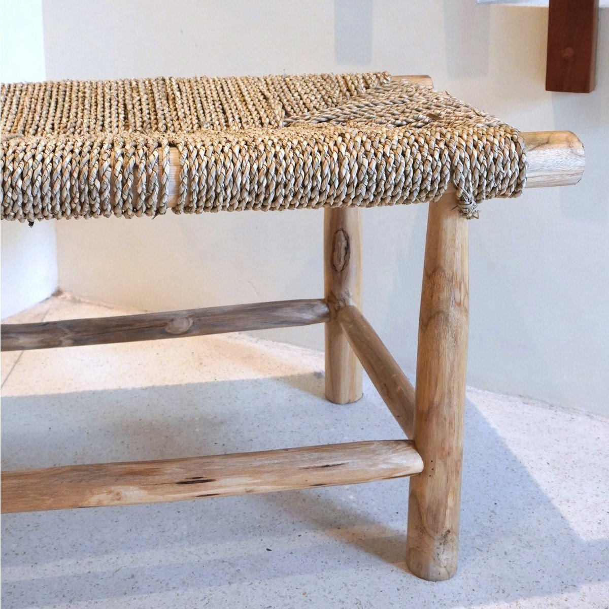 Massivholzbank SUNGAI 80 cm – geflochtene Sitzfläche aus Seegras