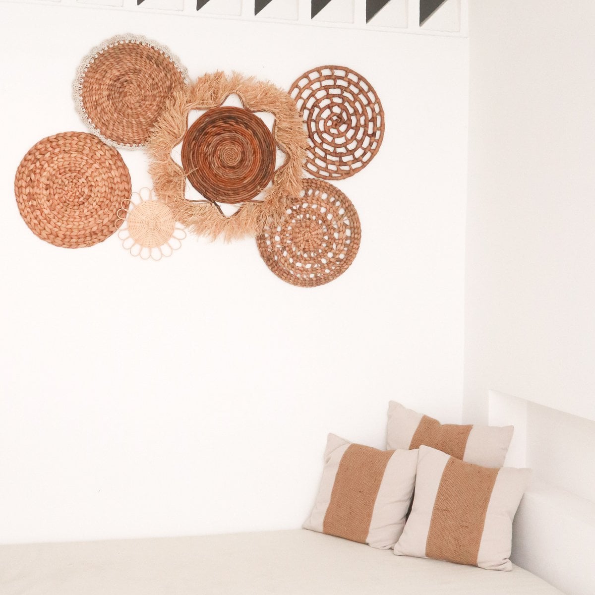 Sæt med 6 vægdekorationer i blandet vævet materiale – rattan, raffia og søgræs