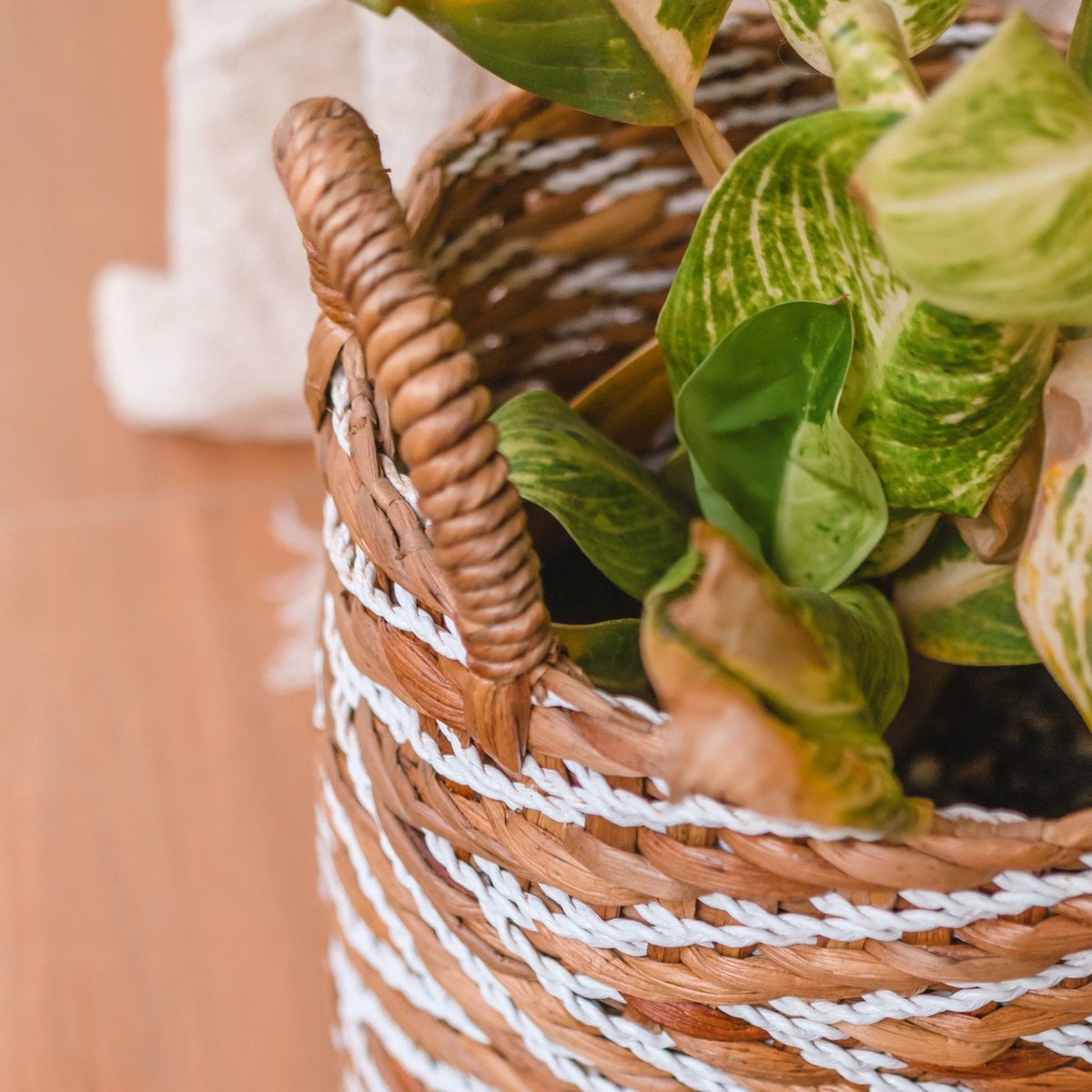 Round woven basket YALIMO L – Ø40×44 cm, striped pattern
