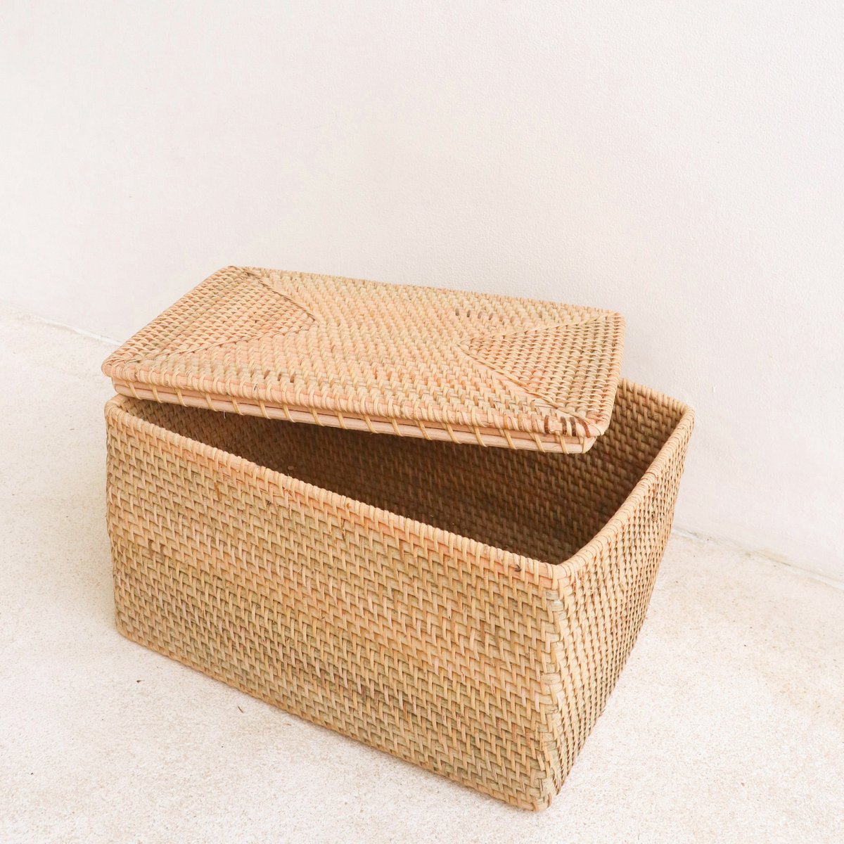 Håndvævet hyldekurv i rattan med låg GRAHA M – 37 × 27 × 20 cm