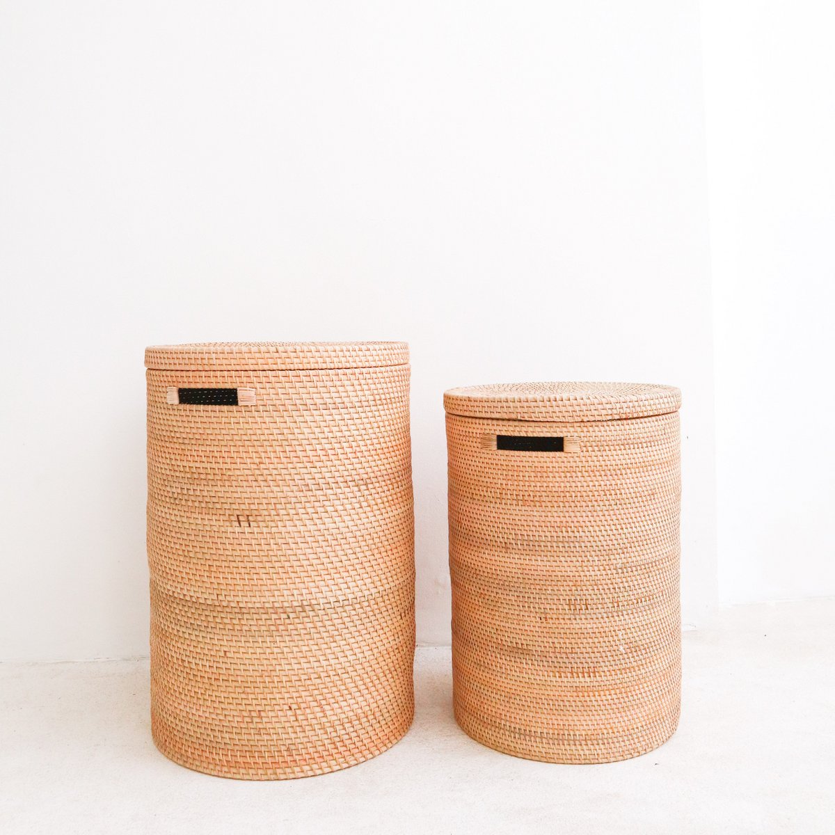 Rattan laundry basket with lid SARI M – 35 cm × 50 cm
