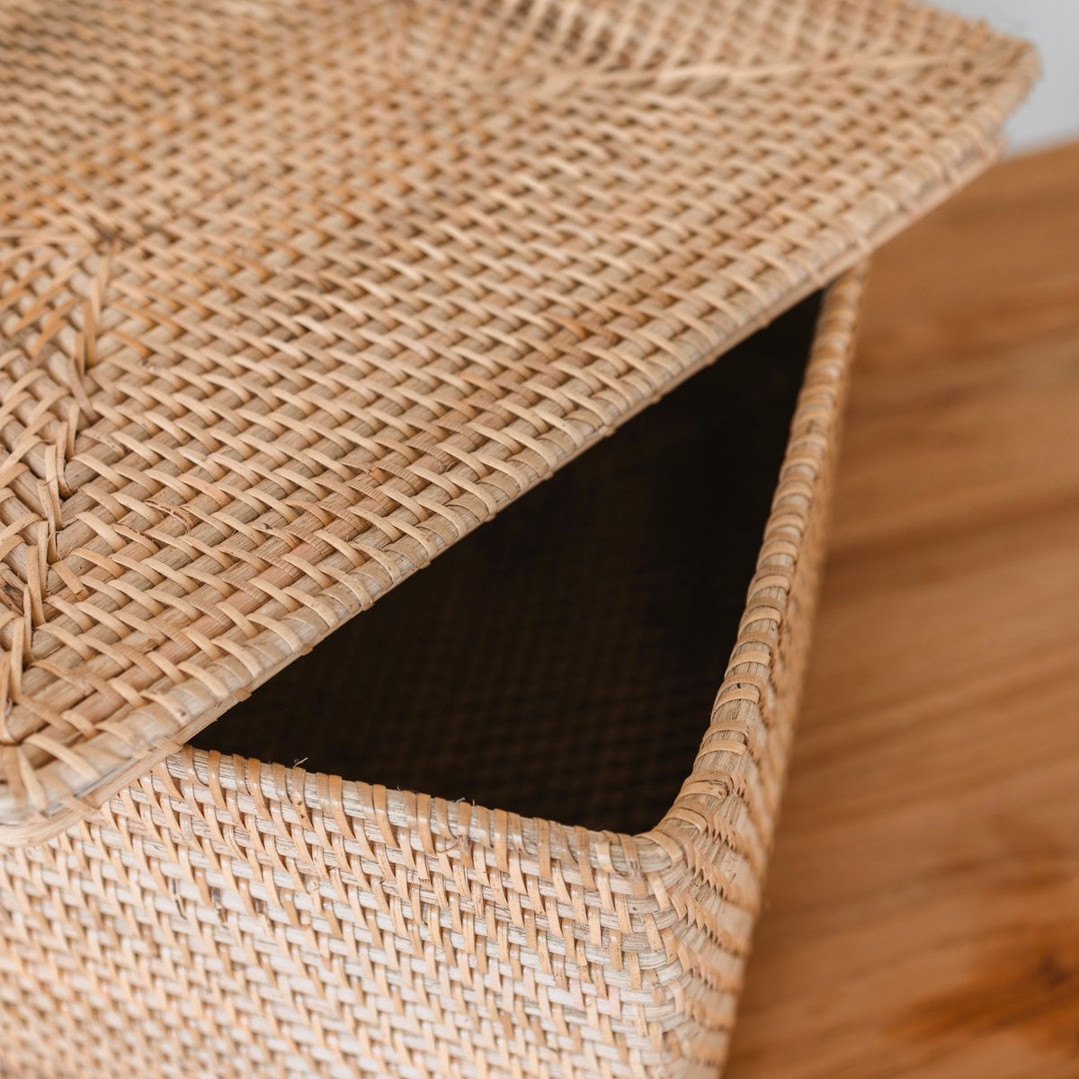 Håndvævet hyldekurv i rattan med låg GRAHA M – 37 × 27 × 20 cm