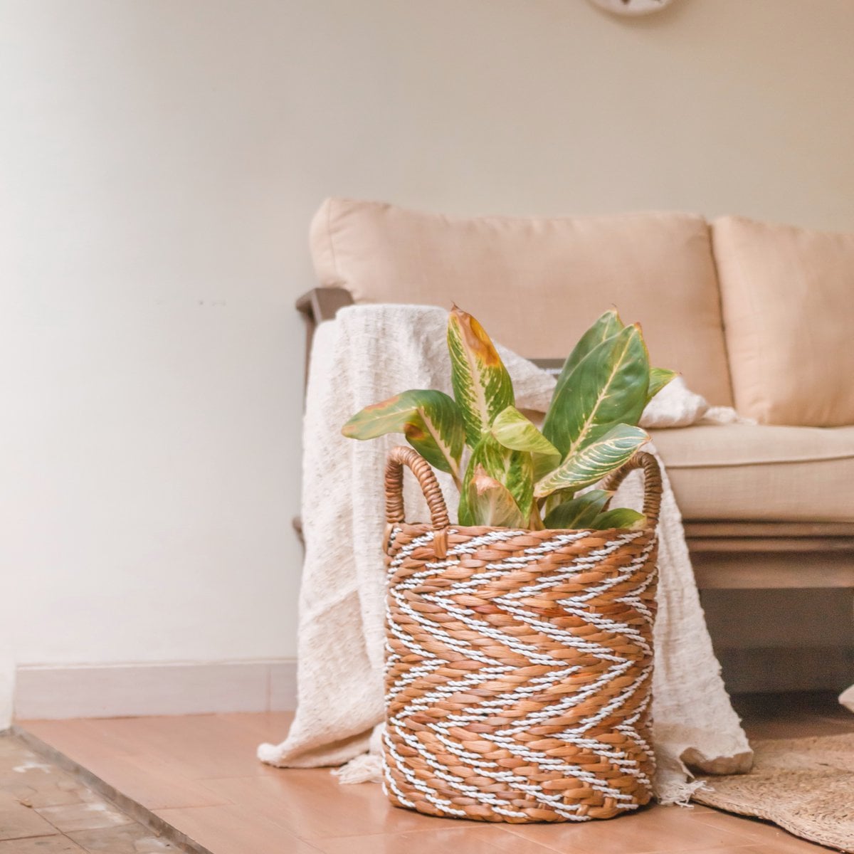 Round woven basket YALIMO L – Ø40×44 cm, striped pattern