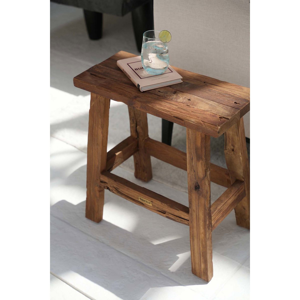 Holzhocker mit rustikalem Charakter - natur