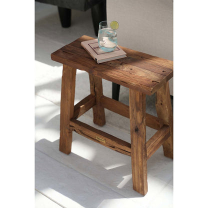 Holzhocker mit rustikalem Charakter - natur