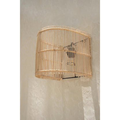 Væglampe af rattan 20×25 cm - halvcylinder, håndlavet