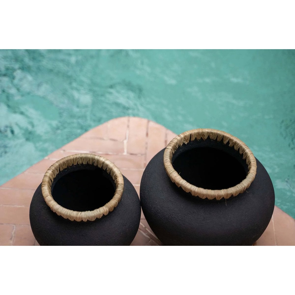 Terrakottavase med raffia, høj - 27 cm