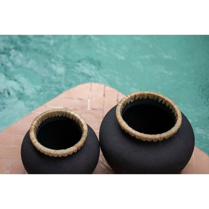 Terrakottavase med raffia, høj - 27 cm