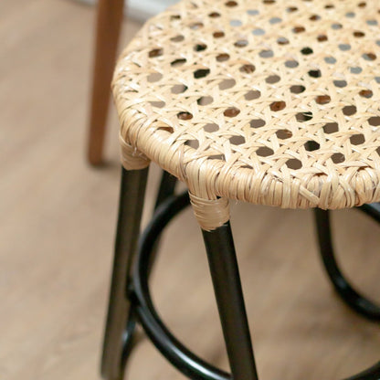 Rattan skammel KOLAKA sort Ø35 cm - trebenet flettet sæde