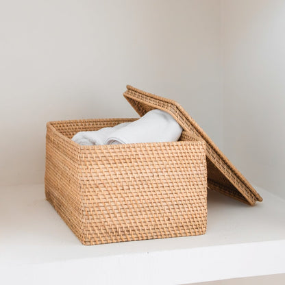Håndvævet hyldekurv i rattan med låg GRAHA M – 37 × 27 × 20 cm