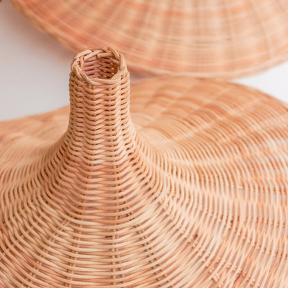 Rattan- & Metalltrichter-Pendelleuchte SAYAN 49 cm – beige