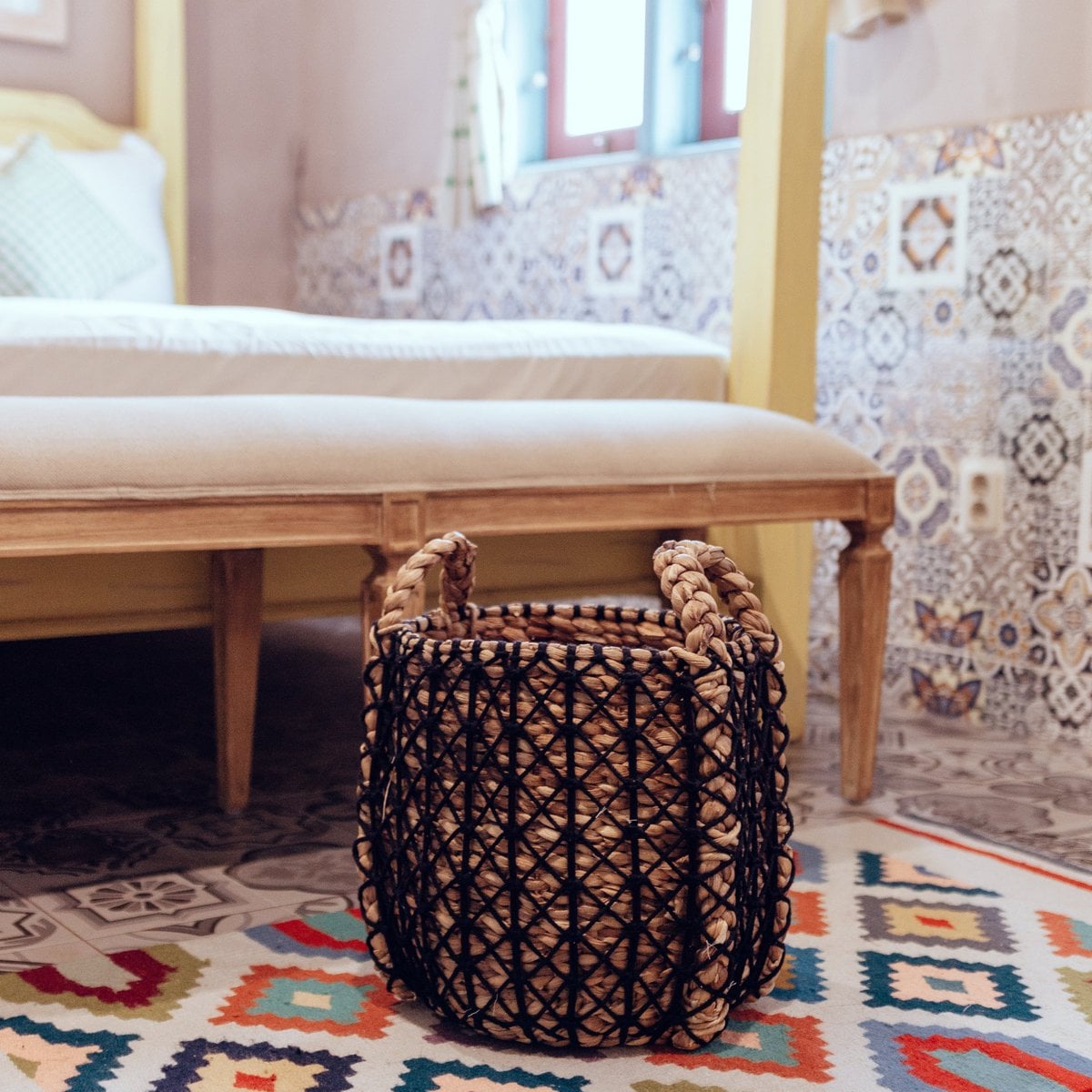Vasketøjskurv Praya M i flet – 32 cm, sort & beige