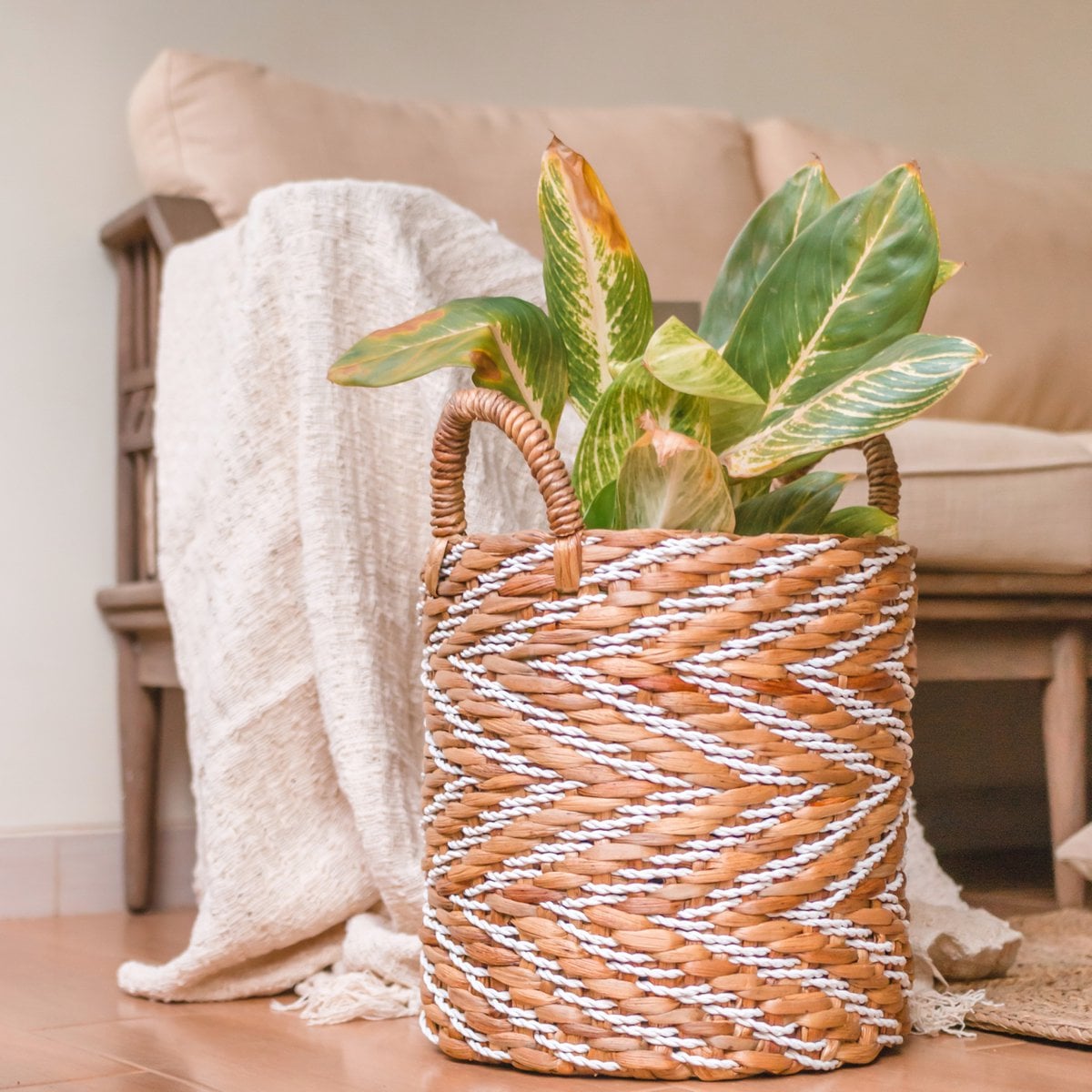 Round woven basket YALIMO L – Ø40×44 cm, striped pattern