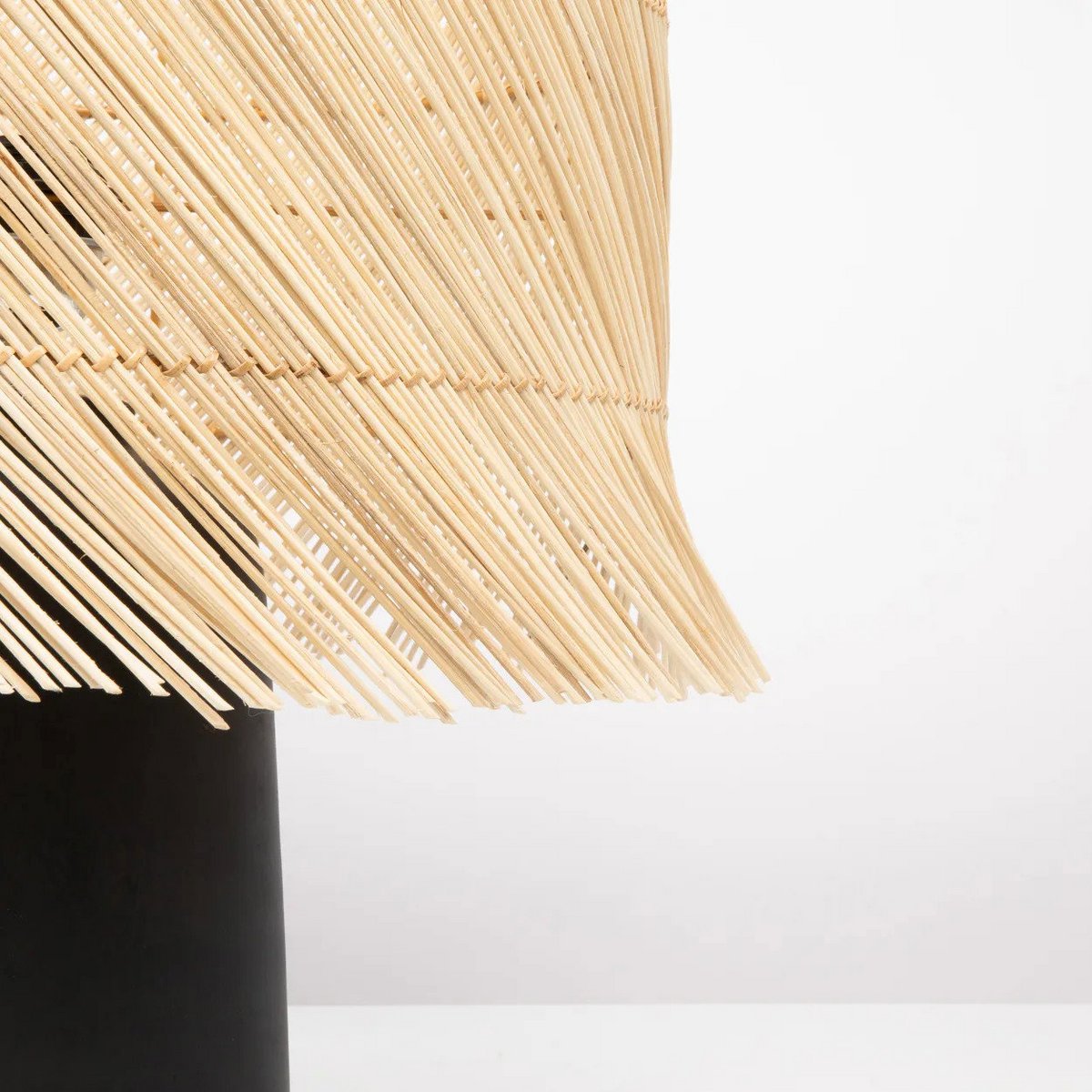 Terrakotta bordlampe med rattanfrynser - 55 cm