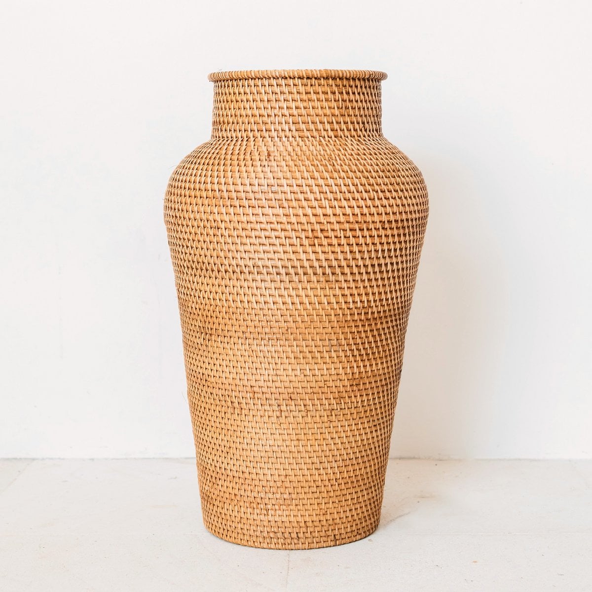 Tall woven rattan floor vase KIDUNG Ø 30 cm – brown