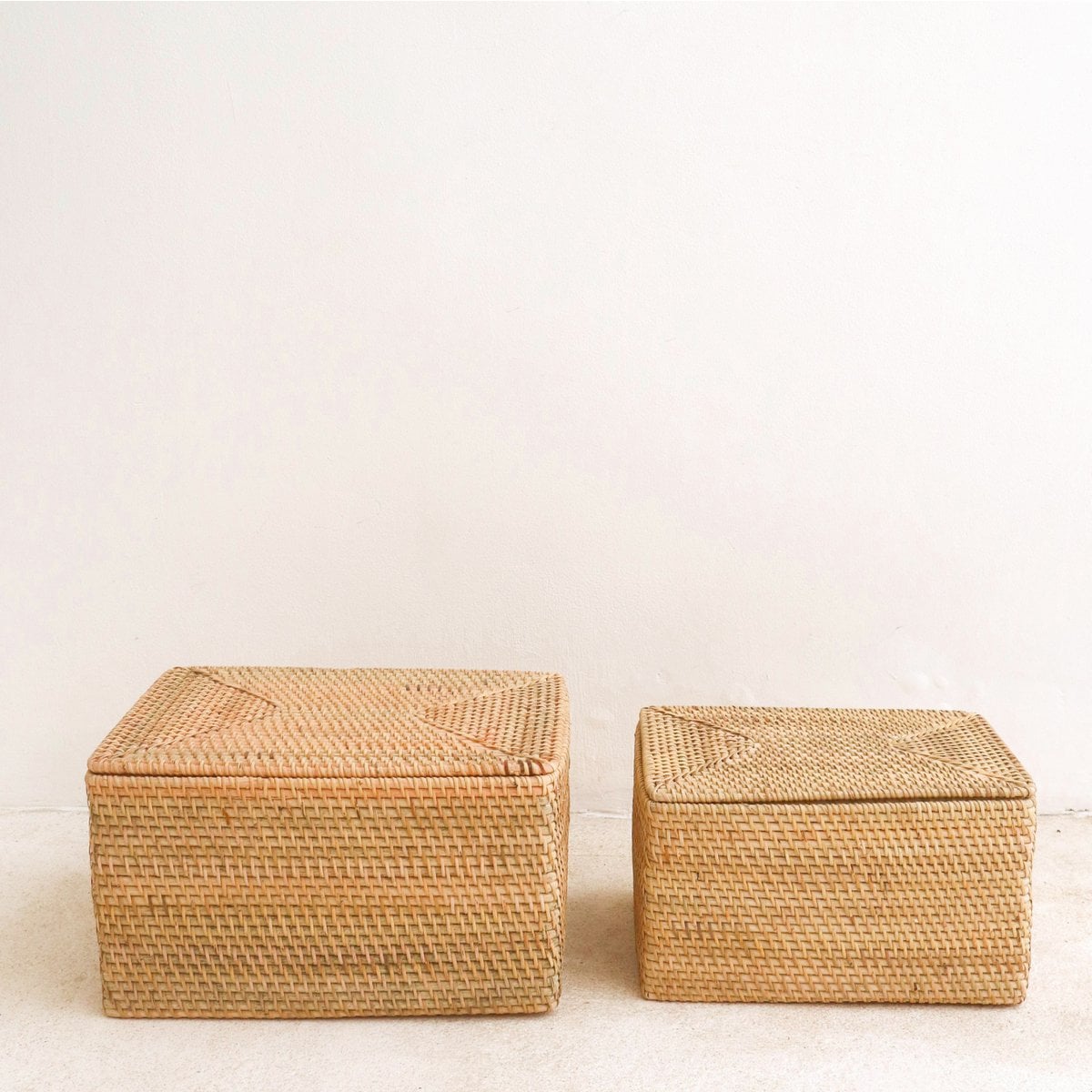 Håndvævet hyldekurv i rattan med låg GRAHA M – 37 × 27 × 20 cm