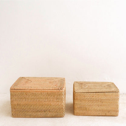 Håndvævet hyldekurv i rattan med låg GRAHA M – 37 × 27 × 20 cm