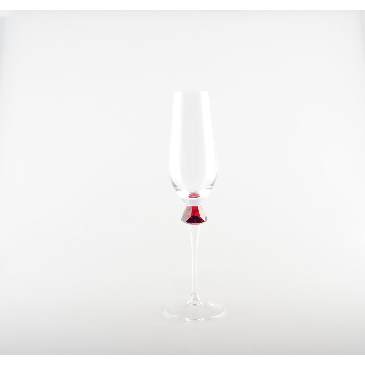 Champagne flutes with diamond-cut foot – set of 4