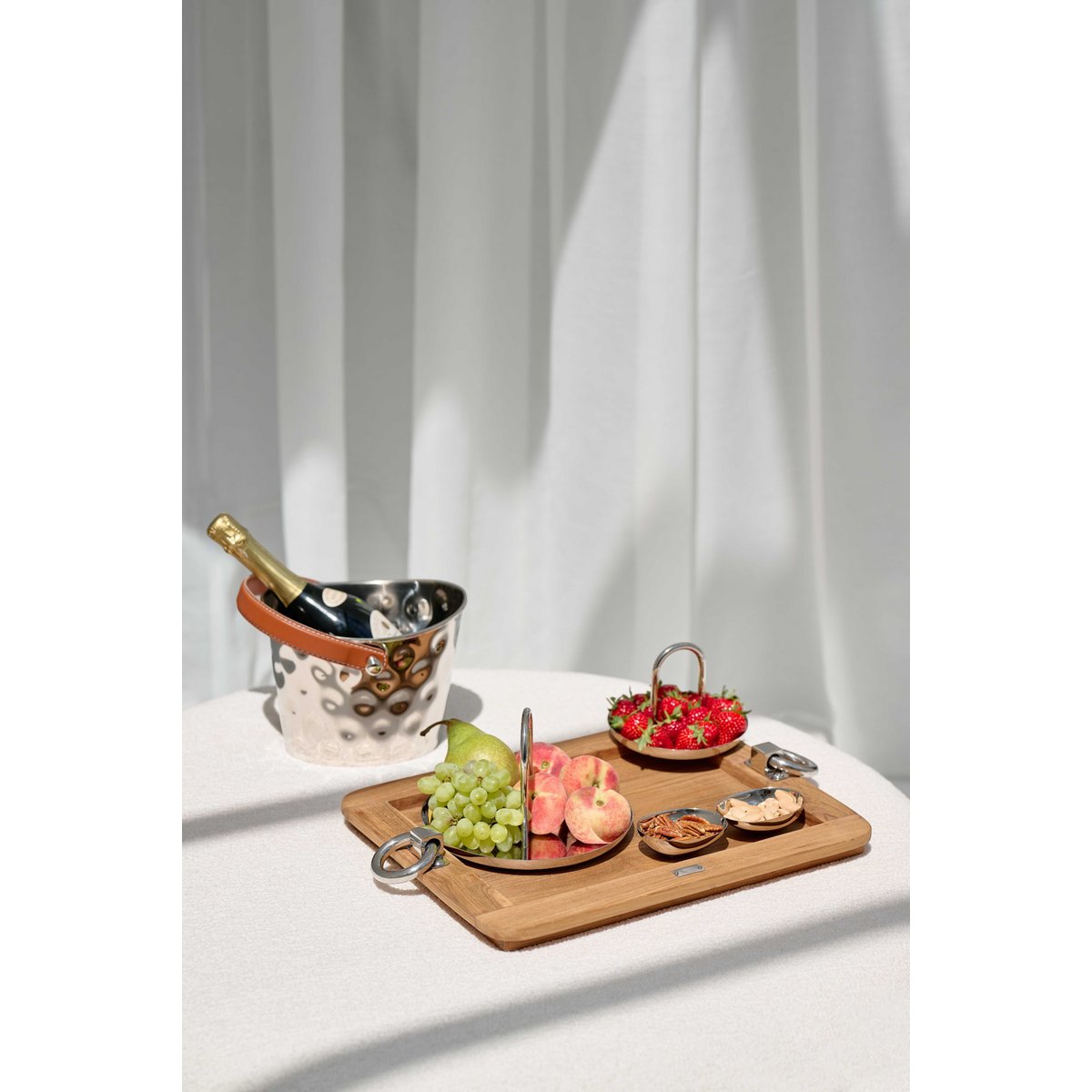 Wood and steel serving tray Osgard, 45 × 35 cm – teak finish