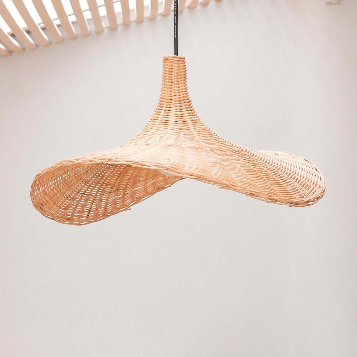 Rattan- & Metalltrichter-Pendelleuchte SAYAN 49 cm – beige
