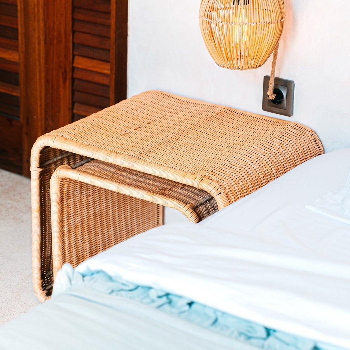 Rattan og metal sidebord 55×45×45 cm – Bayu
