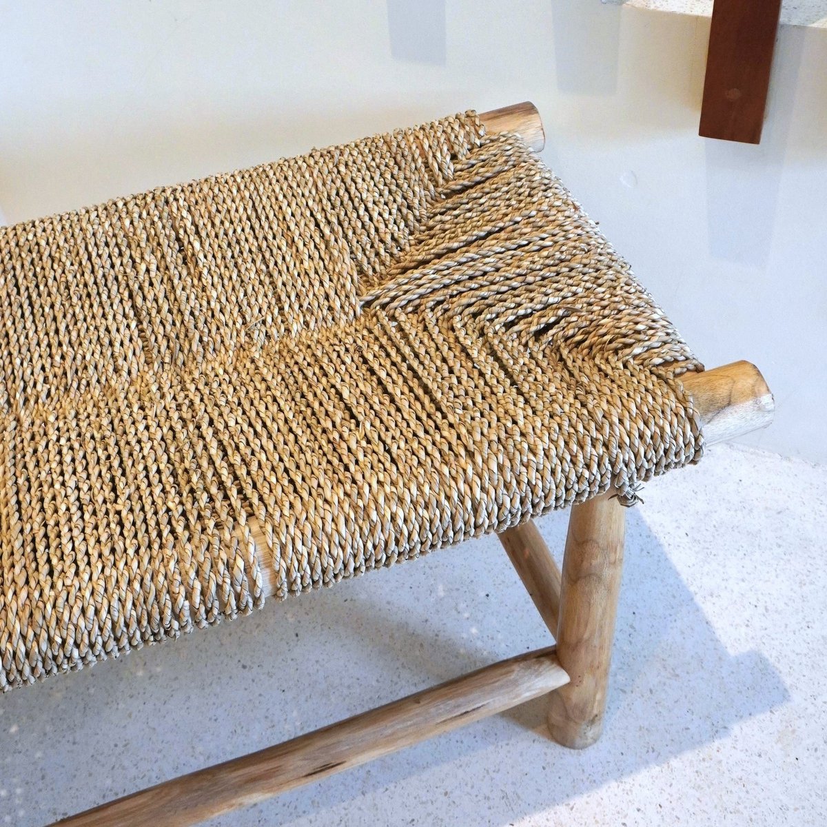 Massivholzbank SUNGAI 80 cm – geflochtene Sitzfläche aus Seegras