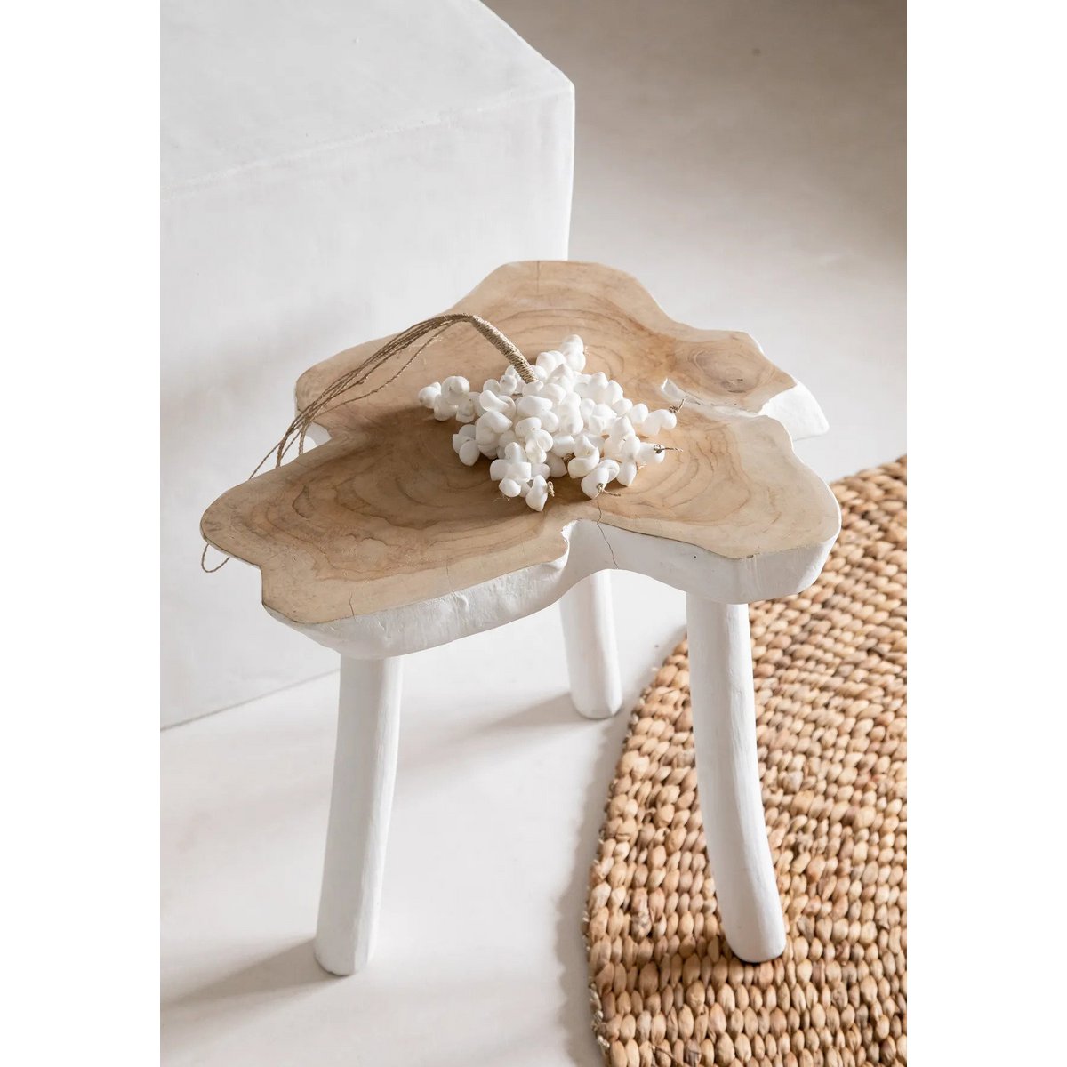 Organisk træ sidebord 45×40 cm - naturhvid, Indonesien