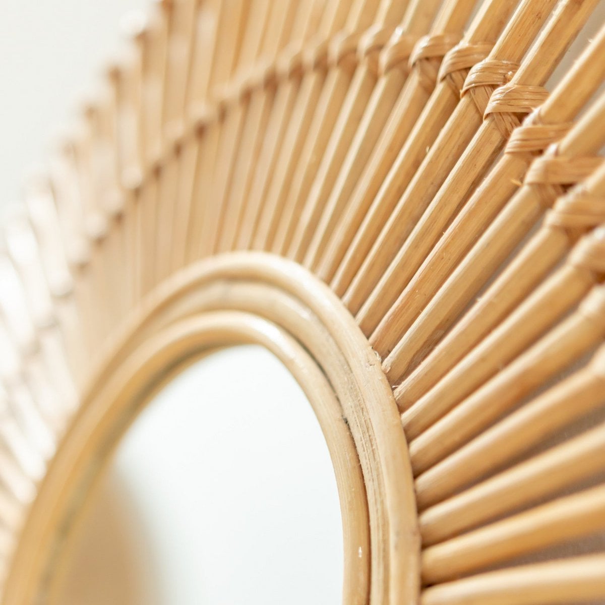 Rundt vægspejl i rattan 58 cm BUMI – håndlavet