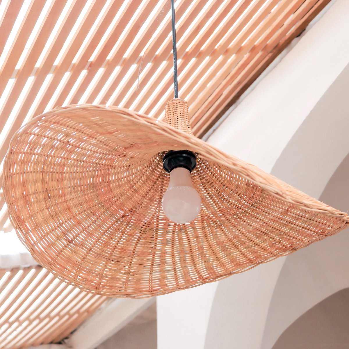 Rattan- & Metalltrichter-Pendelleuchte SAYAN 49 cm – beige