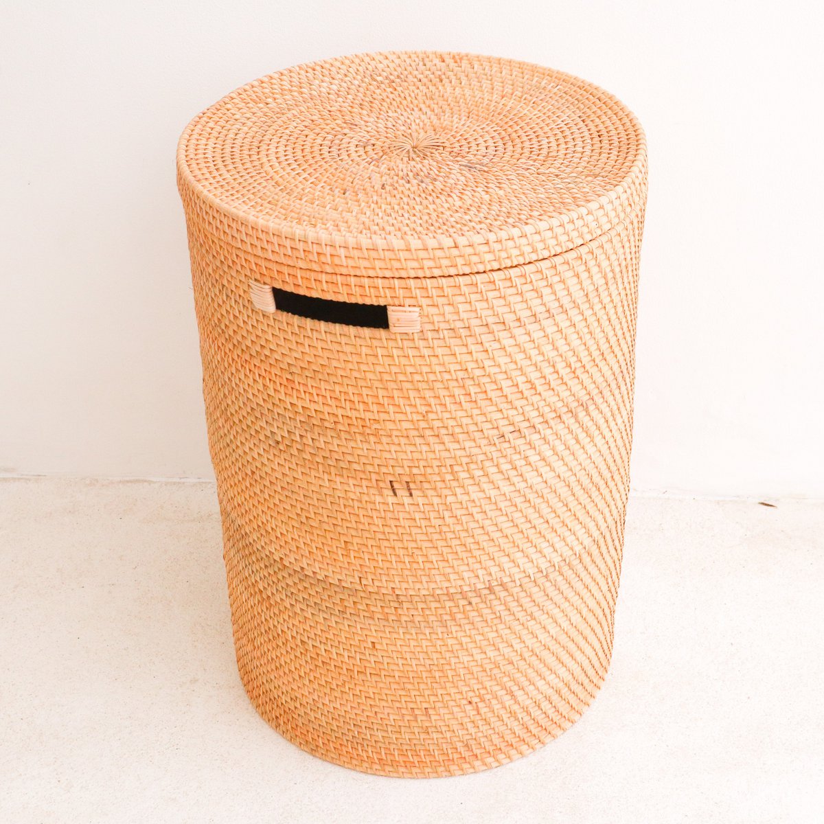 Rattan laundry basket with lid SARI M – 35 cm × 50 cm