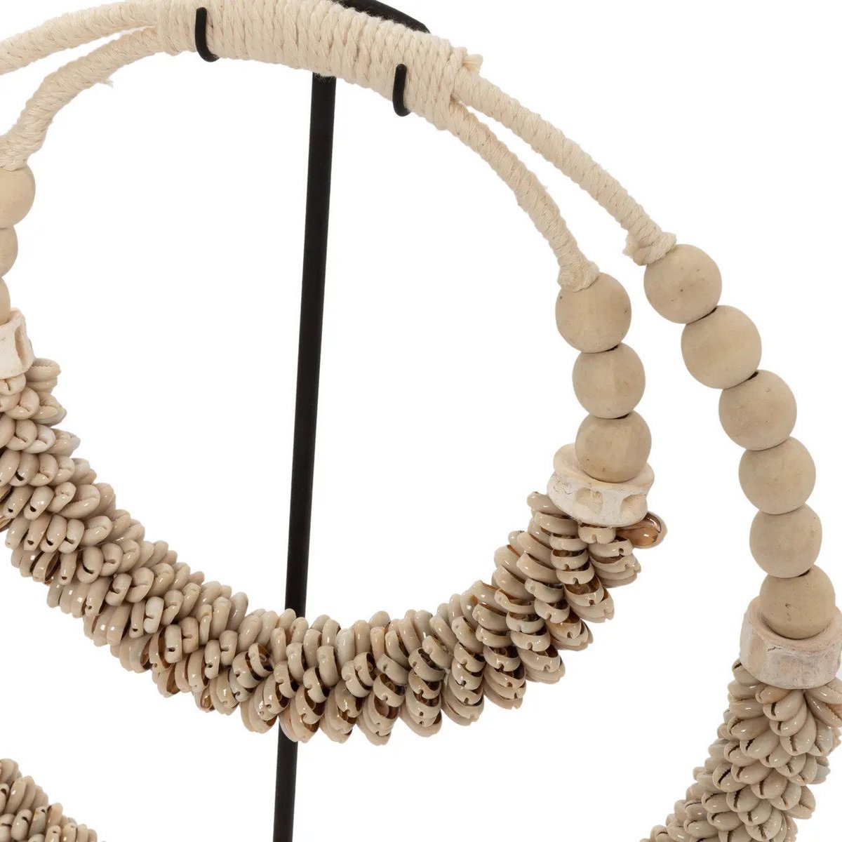 Muschelkette auf Ständer - naturfarben
