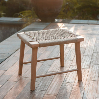 Hocker SUNDA aus Trembesi-Holz mit Sitzfläche aus geflochtener Recycling-Pappe