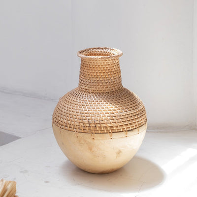 Woven rattan and wood vase KAMARI – beige