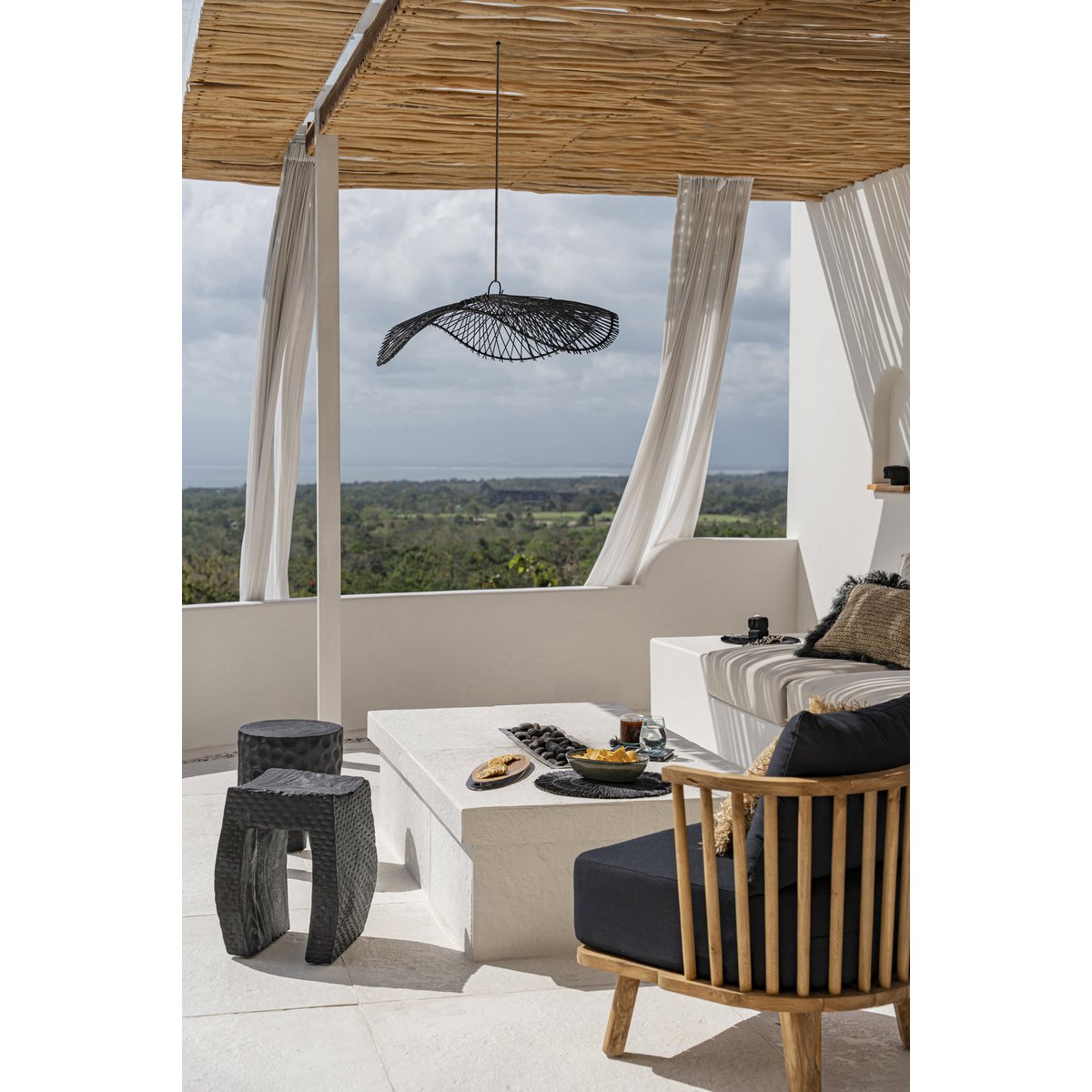 Træskammel 38×47 cm – sort finish, fremstillet i Indonesien
