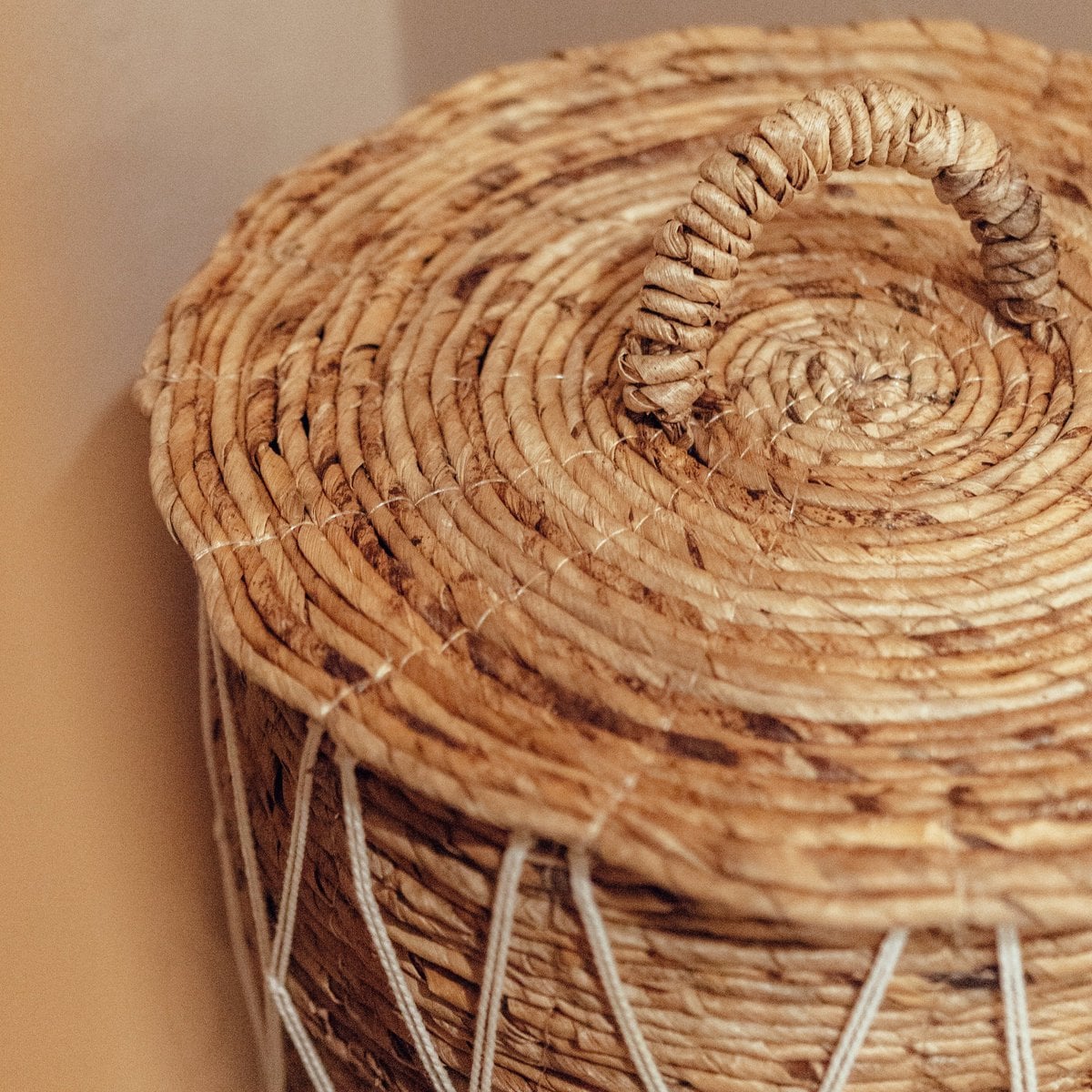 Vasketøjskurv af bananfiber KISA med låg – natur