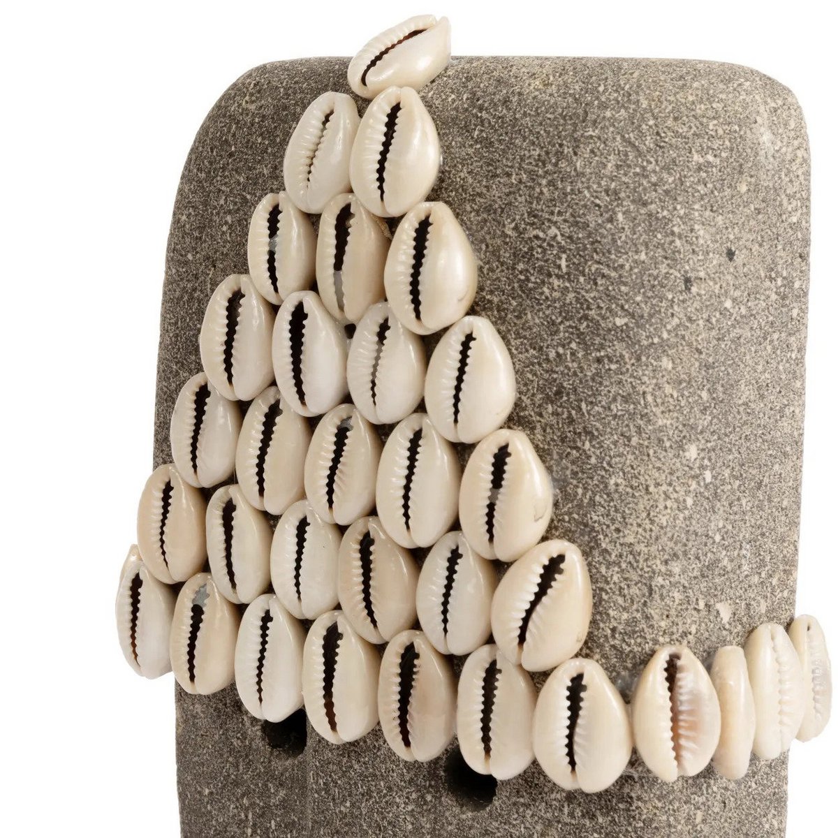 Grauer Sumba-Stein #32 auf Ständer – 32 cm