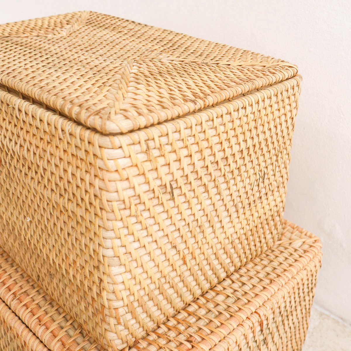 Håndvævet hyldekurv i rattan med låg GRAHA M – 37 × 27 × 20 cm